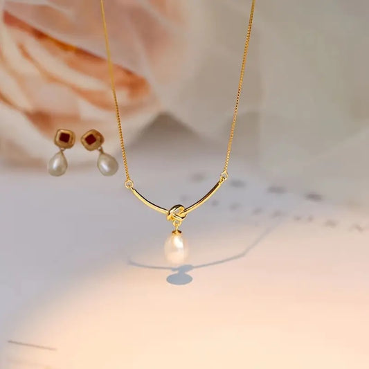 Minimalistyczny złoty naszyjnik i kolczyki z imitacją pereł – ponadczasowy zestaw inspirowany stylem vintage for Women
